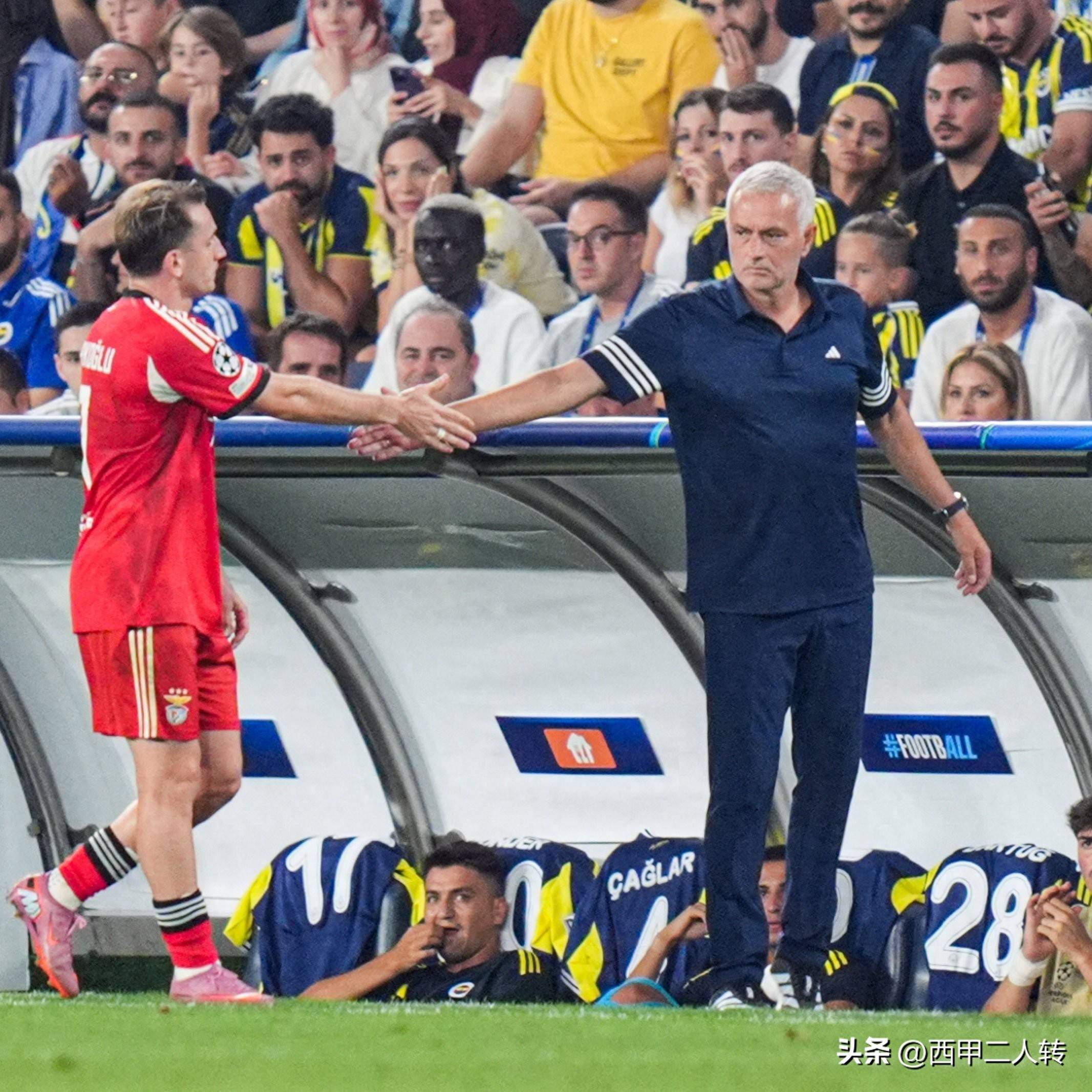 欧冠附加赛：穆里尼奥的费内巴切尽管多一人，仍被本菲卡逼平